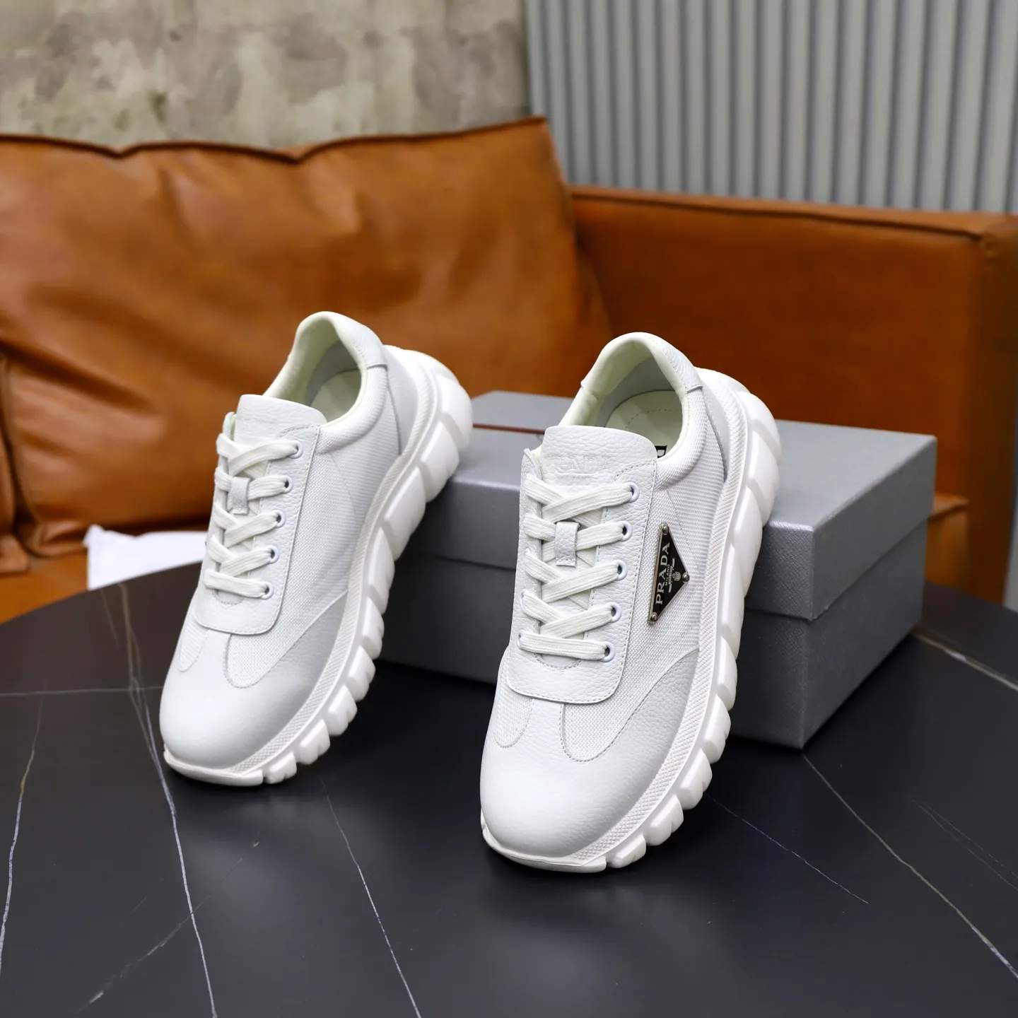 Ex-factory price: 700💰Top original order Brand: PRADA (Prada) Standard code: Men's size 38/44 (45 can be customized) Grade: Same as the official website Material: Original cowhide stitching, cowhide lining, original combination two-color wear-resistant soft outsole Style category: casual sports version, young fashion, European and American trend, British style Color: actual picture color